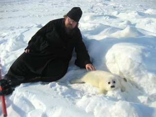 Диакон Андрей Кураев с детенышем тюленя (фото с сайта "Интерфакс-Религия")