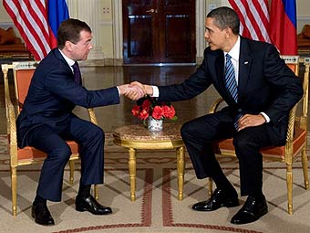 Дмитрий Медведев и Барак Обама. 1 апреля 2009 г. (Фото с сайта Lenta.Ru).