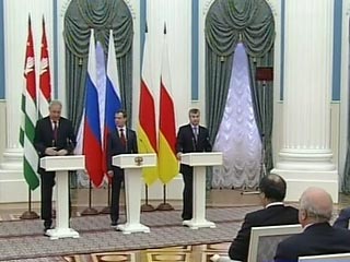 Церемония подписания в Москве двусторонних соглашений с Абхазией и Южной Осетией (Фото с сайт <a class="ablack" href="http://newsru.com/">Newsru.com</a>)