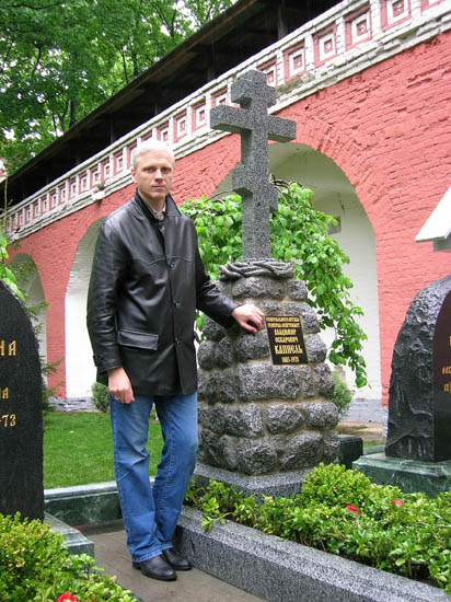 Руководитель ИА *Белые воины* А.Н. Алекаев у могилы генерала В.О. Каппеля