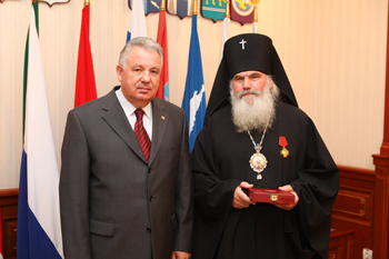 Виктор Ишаев и Владыка Вениамин (фото с сайта Владивостокской епархии)
