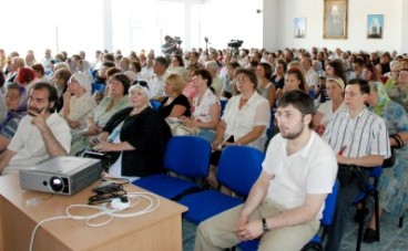 конференция "Традиционная семья: необъявленная война на поражение" в Днепропетровске (фото с сайта Днепропетровской епархии)