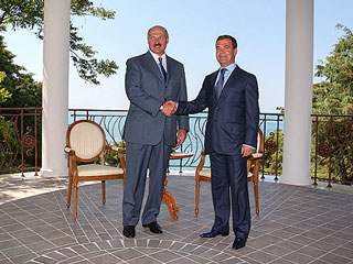 Президенты России и Белоруссии Дмитрий Медведев и Александр Лукашенко на встрече в Сочи (фото с официального сайта Кремля)