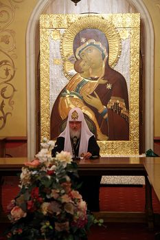 Святейший Патриарх Кирилл на встрече с главами дипмиссий арабских государств. 4.09.2009 г. (Фото с сайта Патриархии)