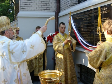 Митрополит Савва освящает плиту с именами православных верующих – жертв гитлеровского террора