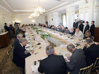 Заседание дискуссионного клуба *Валдай* (Фото с сайта Председателя Правительства России)