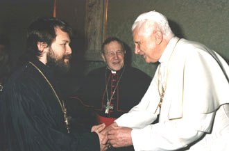 Слева направо: епископ Иларион (Алфеев), кардинал Каспер, папа Бенедикт XVI. Фото 2005 г.