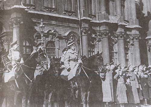Командующий Петроградским военным округом генерал Л.Г. Корнилов принимает парад. Петроград. Весна 1917 г.
