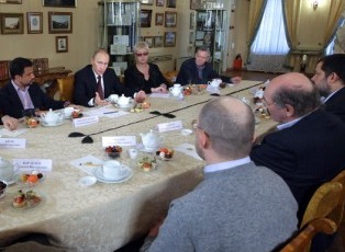 Премьер-министр России Владимир Путин провел встречу с российскими писателями (фото с сайта Правительства РФ)