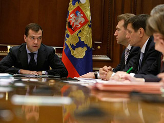 Дмитрий Медведев на совещании с членами Администрации Президента и Правительства России (Фото Newsru.com)