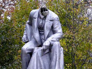 Обезглавленный памятник Ленину
