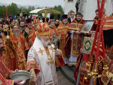 Святейший Патриарх Кирилл возглавил крестный ход по стилобату храма