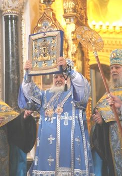 Патриарх Кирилл благословляет верующих Курской Коренной иконой Божией Матери *Знамение*