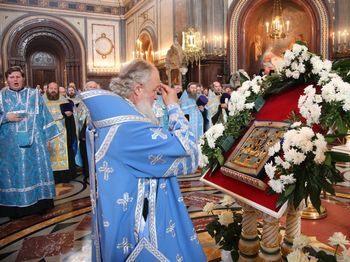 Патриарх Кирилл прикладывается к Курской Святыне