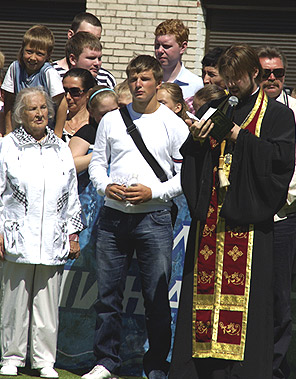 Андрей Аршавин на открытии футбольной площадки в родном дворе. Фото: Православие.Ru