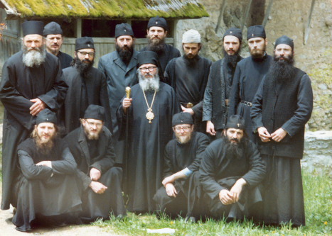 Бывший епископ Артемий (Радосавлевич) со своими духовными чадами