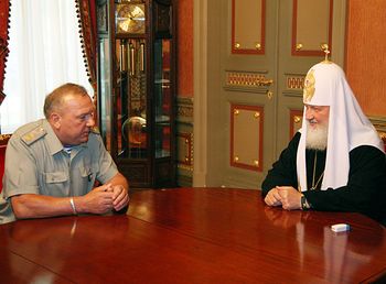 Патриарх Кирилл и генерал-лейтенант В.А. Шаманов (фото – <a class="ablack" href="http://www.patriarchia.ru/">Патриархия.Ru</a>)