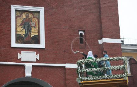 Патриарх Кирилл освещает Спасскую икону на Спасской башне Кремля