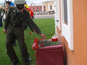 Цветы у мемориальной доске генерала Скобелева