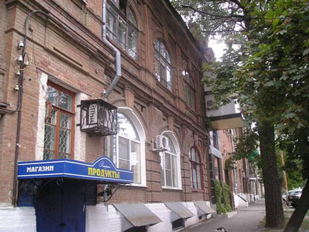 Дом N 39 по ул. Ордженикидзе (ул. Барочной) в Новочеркасске, где в 1917 г. проходила запись первых добровольцев в Добрармию
