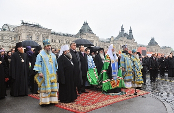 Патриарх Кирилл освятил икону на башне Московского Кремля