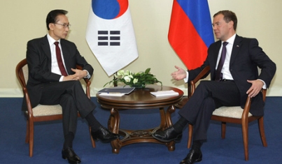 Дмитрий Медведев с южнокорейским коллегой Ли Мен Баком