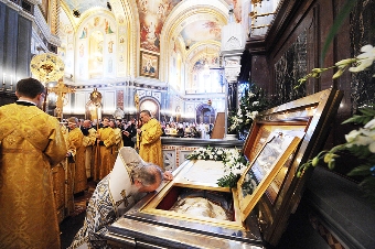 Патриарх Кирилл перед мощами святителя Филарета, митрополита Московского