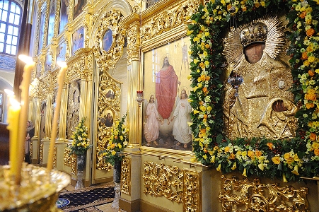Патриарх Кирилл совершил Божественную литургию в храме Николая в Хамовниках