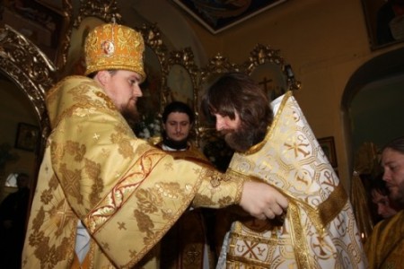 Преосвященнейший Иосиф облачает в священнические одежды рукоположенного во иереи диакона Федора Конюхова