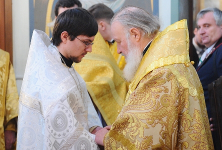 Патриарх Кирилл и рукоположенный им в сан пресвитера отец Александр Безруков