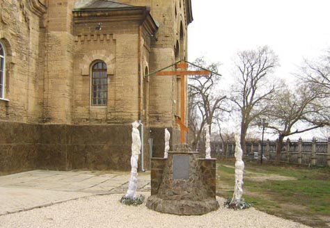 Памятный крест жертвам красного террора в Евпатории в январе 1918 г., поставленный на территории храма св. Ильи