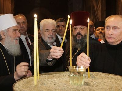 Патриарх Сербский Ириней и премьер России Владимир Путин ставят свечи
