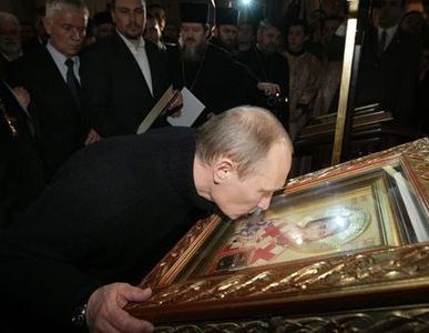 Владимир Путин прикладывается к иконе святителя Саввы
