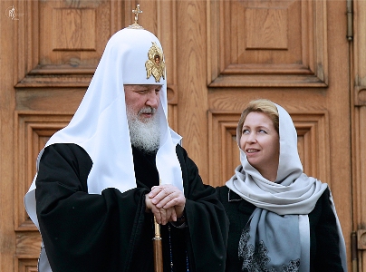 Патриарх Кирилл и Светлана Медведева по традиции выпустили в небо голубей