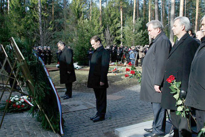 Президент России Дмитрий Медведев и президент республики Польша Бронислав Коморовский приняли участие в траурных мероприятиях