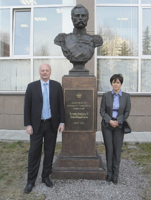 П.Э. Куликовский с супругой Людмилой Анатольевной у памятника Императору Александру II