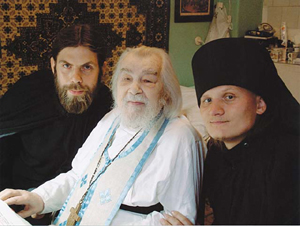 Иеродиакон Прохор, архимандрит Иоанн (Крестьянкин), монах Моисей в келье старца. 2005 год.