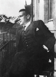Михаил Афанасьевич Булгаков на балконе своей квартиры в Нащокинском переулке. 1935 год.