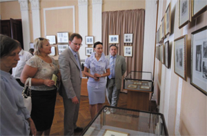 Посетители выставки *Императорский Дом Романовых: прошлое и современность*
