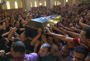 Похороны одного из погибших во время протестов коптов-христиан,