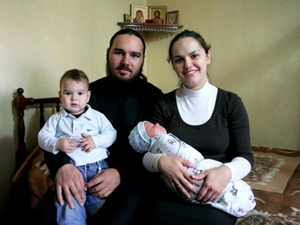 Священник Виктор Тихонов с семьей