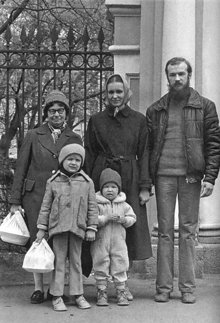 Т.Щипкова с семьёй. 1983 г.