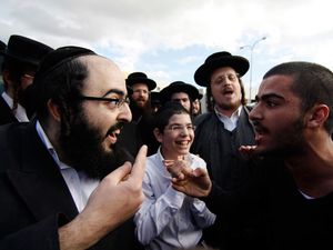 На еврейских улицах идут бои