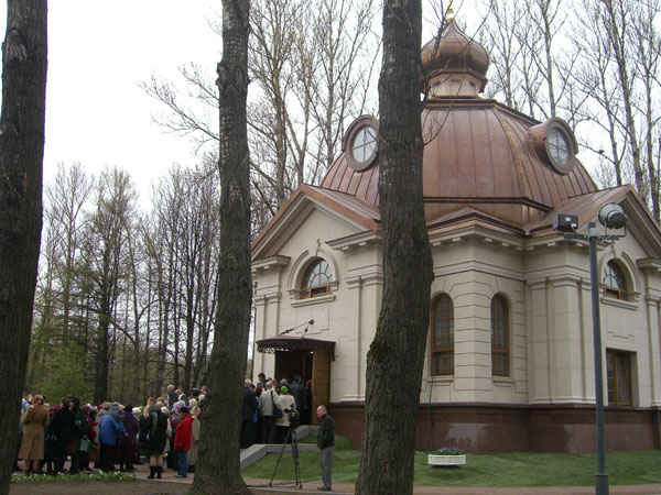 Храм в честь Всех святых в Земле Российской на месте блокадного крематория в Петербурге. 2010 год