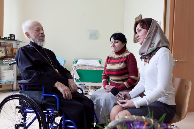 Митрополит Владимир (Сабодан) даёт интервью Ю.Коминко и Е.Головиной в больнице