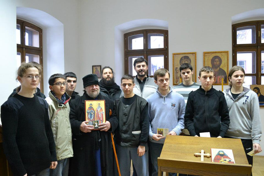 Архимандрит Нектарий (Серфес) со студентами духовной семинарии в Призрене