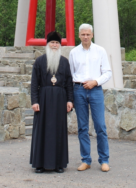 Преосвященный Евстафий и А.Алекаев у поклонного креста на Яблоновом хребте под Читой