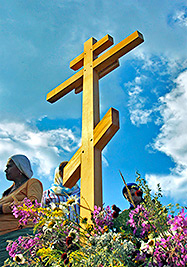 Крест, установленный на месте обнаружения 248 младенцев
