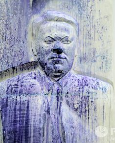 Памятник Ельцину облит краской