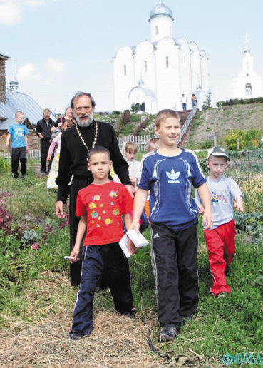 Протоиерей Алексей Кормишин с детьми